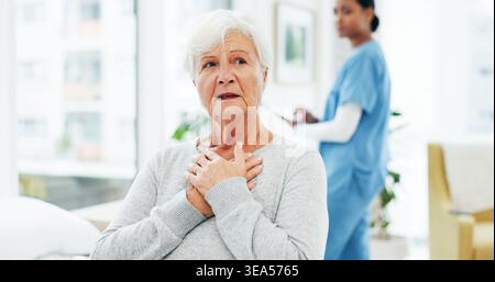 Consulenza, assistenza sanitaria e donna anziana con dolore toracico o emergenza cardiovascolare in ospedale. Diagnosi, infezione polmonare e paziente anziano in Foto Stock