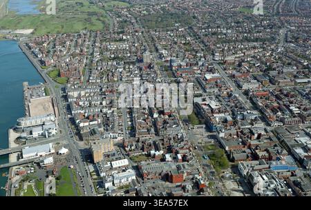 Vista aerea dell'estremità settentrionale di Southport, Lancashire. Questa vista si affaccia su NEast sulla A565 Lord Street / Albert Road. Foto Stock