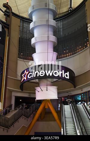 Insegna del cinema Cineworld all'interno di un moderno centro commerciale. Londra, Regno Unito, 17 febbraio 2023 Foto Stock