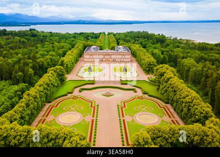 Herrenchiemsee Palace vista panoramica aerea, è un complesso di edifici reali su Herreninsel, l'isola più grande del lago Chiemsee, nel sud B Foto Stock