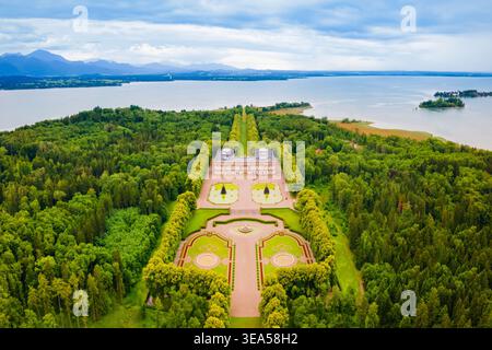 Herrenchiemsee Palace vista panoramica aerea, è un complesso di edifici reali su Herreninsel, l'isola più grande del lago Chiemsee, nel sud B Foto Stock