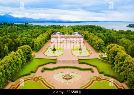 Herrenchiemsee Palace vista panoramica aerea, è un complesso di edifici reali su Herreninsel, l'isola più grande del lago Chiemsee, nel sud B Foto Stock