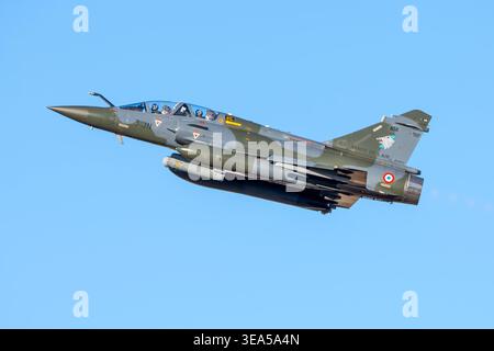 Jet da caccia Dassault Mirage 2000D del 2 3 Champagne Fighter Squadron dell'aeronautica militare francese in decollo. Foto Stock