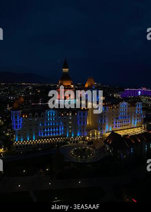 Sochi, Russia - maggio 31 2021: Vista notturna dell'hotel di lusso illuminato con luci colorate e paesaggio urbano Foto Stock