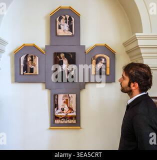 St George's Hanover Square Church, Londra Regno Unito 21 aprile 2026 The Cross (da B a Top R) Pace, 2026, fede, 2026, speranza, 2026, (M) Vertical, 2018 (T) Carita', 2026.Teodora Axente presenterà una serie di nuove opere ispirate a San Giorgio, il Santo Patrono d'Inghilterra, nella chiesa di St George Hanover Square a Mayfair. La presentazione delle opere sarà curata da Riccardo freddo. La mostra sarà aperta il 23 aprile, giorno di San Giorgio, e sarà seguita da un servizio e ricevimento domenica 26 aprile, a partire dalle ore 11:00. Paul Quezada-Neiman/Alamy Live News Foto Stock