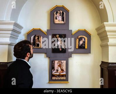 St George's Hanover Square Church, Londra Regno Unito 21 aprile 2026 The Cross (da B a Top R) Pace, 2026, fede, 2026, speranza, 2026, (M) Vertical, 2018 (T) Carita', 2026.Teodora Axente presenterà una serie di nuove opere ispirate a San Giorgio, il Santo Patrono d'Inghilterra, nella chiesa di St George Hanover Square a Mayfair. La presentazione delle opere sarà curata da Riccardo freddo. La mostra sarà aperta il 23 aprile, giorno di San Giorgio, e sarà seguita da un servizio e ricevimento domenica 26 aprile, a partire dalle ore 11:00. Paul Quezada-Neiman/Alamy Live News Foto Stock