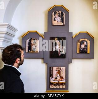 St George's Hanover Square Church, Londra Regno Unito 21 aprile 2026 The Cross (da B a Top R) Pace, 2026, fede, 2026, speranza, 2026, (M) Vertical, 2018 (T) Carita', 2026.Teodora Axente presenterà una serie di nuove opere ispirate a San Giorgio, il Santo Patrono d'Inghilterra, nella chiesa di St George Hanover Square a Mayfair. La presentazione delle opere sarà curata da Riccardo freddo. La mostra sarà aperta il 23 aprile, giorno di San Giorgio, e sarà seguita da un servizio e ricevimento domenica 26 aprile, a partire dalle ore 11:00. Paul Quezada-Neiman/Alamy Live News Foto Stock
