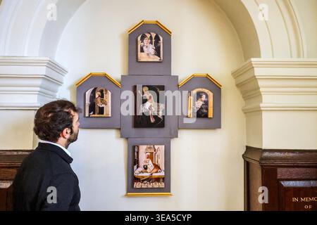 St George's Hanover Square Church, Londra Regno Unito 21 aprile 2026 The Cross (da B a Top R) Pace, 2026, fede, 2026, speranza, 2026, (M) Vertical, 2018 (T) Carita', 2026.Teodora Axente presenterà una serie di nuove opere ispirate a San Giorgio, il Santo Patrono d'Inghilterra, nella chiesa di St George Hanover Square a Mayfair. La presentazione delle opere sarà curata da Riccardo freddo. La mostra sarà aperta il 23 aprile, giorno di San Giorgio, e sarà seguita da un servizio e ricevimento domenica 26 aprile, a partire dalle ore 11:00. Paul Quezada-Neiman/Alamy Live News Foto Stock