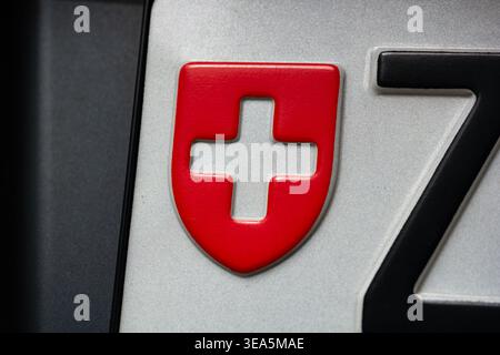 Zurigo, Svizzera, 17 aprile 2026. Primo piano dell'emblema rosso dello stemma svizzero e della lettera Z su una targa ufficiale del veicolo Zurigo Foto Stock