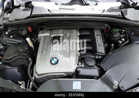 Zurigo, Svizzera, 17 aprile 2026. Vista dall'alto del vano motore a benzina in linea da 3,0 litri BMW N52B30 color argento in un veicolo metallico blu Foto Stock