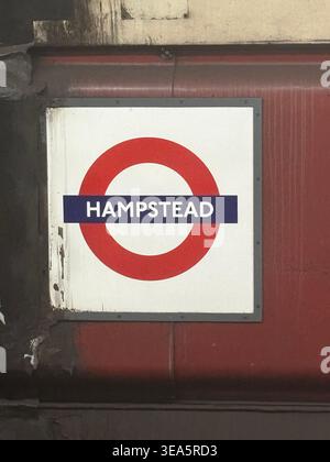 Segnaletica circolare Bar & Circle per la stazione della metropolitana di Hampstead sulla linea nord, lo staion più profondo della netword della metropolitana situata a Camden. Foto Stock