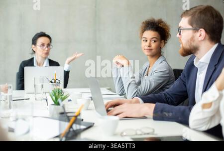 Riunione d'affari. Team internazionale che ha una conferenza in ufficio Foto Stock