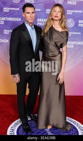 SANTA MONICA, LOS ANGELES, CALIFORNIA, USA - APRIL 18: Adam Levine and wife Behati Prinsloo wearing vintage Plein Sud arrive at the 12th Annual Breakthrough Prize Ceremony 2026 held at the Barker Hangar on April 18, 2026 in Santa Monica, Los Angeles, California, United States. (Photo by Xavier Collin/Image Press Agency) Foto Stock