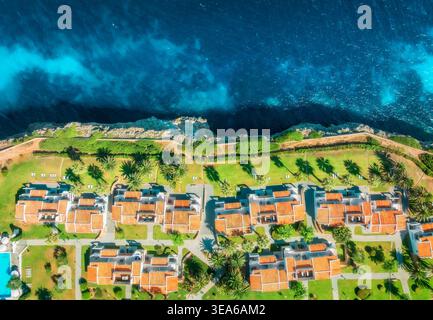 Vista aerea del resort costiero di lusso su scogliere rocciose Foto Stock