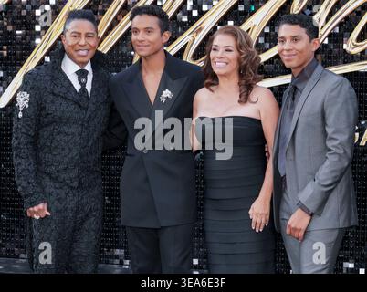 (L-R) Jermaine Jackson, Jaafar Jackson, Alejandra Genevieve Oaziaza e Jermajesty Jackson alla MICHAEL Los Angeles Premiere del Lionsgate tenutasi al TCL Chinese Theatre di Hollywood, CA lunedì, ​April 20, 2026. (Foto di Sthanlee B. Mirador/Sipa USA) Foto Stock