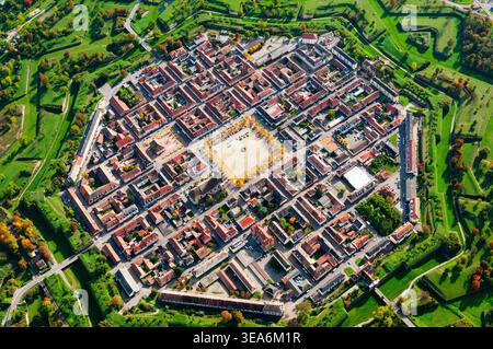Francia, Haut Rhin 68, città di Neuf-Brisach dichiarata patrimonio dell'umanità dall'UNESCO, città fortificata desoignata dalla vista aerea di Vauban Foto Stock