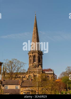 La chiesa di All Saints si erge sopra gli edifici di Bakewell, Peak District National Park, Derbyshire, Inghilterra, Regno Unito Foto Stock