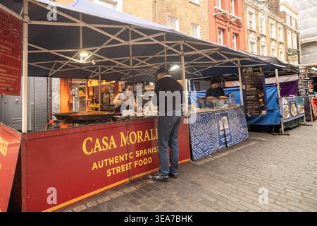 LONDRA - 6 MAGGIO 2026: Strutton Ground Victoria, vivace mercato di Street food con bancarelle e negozi. Foto Stock