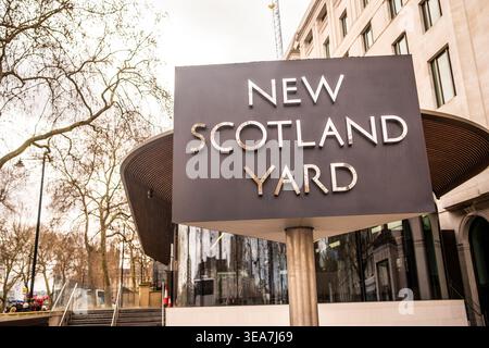 LONDRA - 13 MARZO 2026: New Scotland Yard firma Victoria Embankment Metropolitan Police HQ Londra Foto Stock