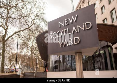 LONDRA - 13 MARZO 2026: New Scotland Yard firma Victoria Embankment Metropolitan Police HQ Londra Foto Stock