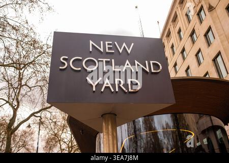 LONDRA - 13 MARZO 2026: New Scotland Yard firma Victoria Embankment Metropolitan Police HQ Londra Foto Stock