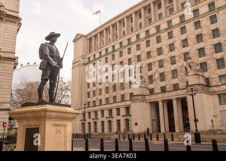 LONDRA - 13 MARZO 2026: Statua commemorativa di Gurkha Soldier Horse Guards Avenue Ministry of Defence Whitehall Foto Stock