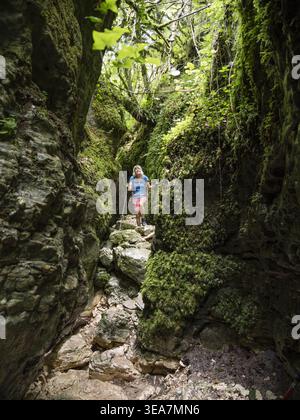 Donna che fa trekking nel canyon delle Gueulards, nella valle di Drôme, nel parco naturale regionale del Vercors, in Francia, in Europa Foto Stock