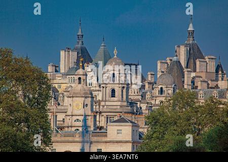 Vista dal St. James'S Park dei tetti di White Hall, City of Westminster, Londra, Inghilterra, Regno Unito Foto Stock