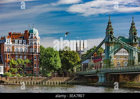 Hammersmith Bridge sul Tamigi, affacciato sulla riviera di Hammersmith, Borough of Hammersmith and Fulham, Londra, Inghilterra, Regno Unito Foto Stock