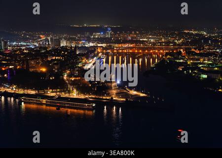 Vista notturna dalla fortezza di Coblenza di Ehrenbreitstein con Deutsches Eck (angolo tedesco), Coblenza, Renania-Palatinato, Germania Foto Stock