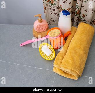 Assortimento di saponi e flaconi dispenser. Set ecologico naturale di gel doccia e lozioni, un panno e un asciugamano. Bagno con vista sul tavolo. Foto Stock