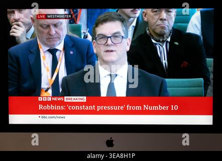 Sir Olly Robbins che ha dato prove al Foreign Affairs Select Committee BBC news screenshot screen grab 21 aprile 2026 Londra Regno Unito Foto Stock