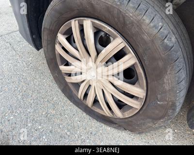 Pneumatico forato senza aria su uno pneumatico di auto, immagine simbolica Foto Stock