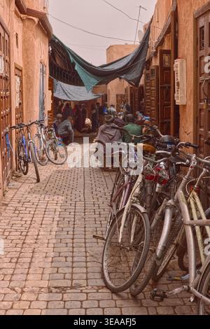 302 uomini e biciclette locali si sono radunati in un vicolo della zona di Souk el-Kebir tra il Souk Semmarine e la Madrasa di Ben Youssef. Marrakech-Marocco. Foto Stock