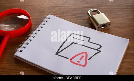 Icona di una cartella disegnata a mano con un triangolo di avvertimento rosso e punto esclamativo su un blocco note a spirale, con un lucchetto fisico e una lente di ingrandimento su un Foto Stock