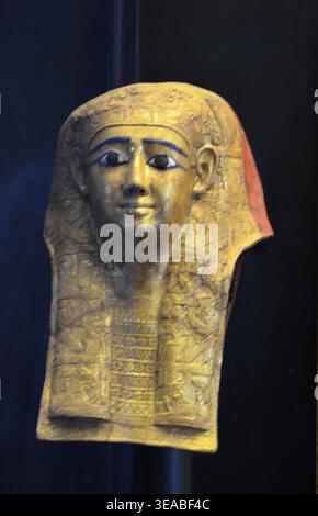 Roma, Italia 09.04.2020: Maschera funeraria egiziana. I secolo a.C. Era della dominazione romana. Cartoncino dorato. Provenienza sconosciuta. Musei Vaticani Foto Stock