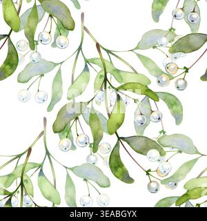 Acquerello disegnato a mano motivo senza cuciture di delicati rami di vischio. Questo design botanico natalizio è caratterizzato da foglie verdi tenui e bianco perlescente Foto Stock