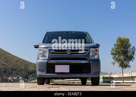 Low Ground Angle Suzuki Wagon R parcheggiato: Pakistan - 13 aprile 2026. Foto Stock