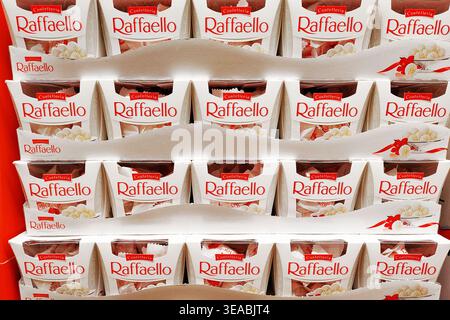 Germania - 7 aprile 2026: Esposizione di confetti di cioccolato Raffaello in supermercato. Praline Ferrero di cocco e mandorle organizzate in promozione al dettaglio Foto Stock