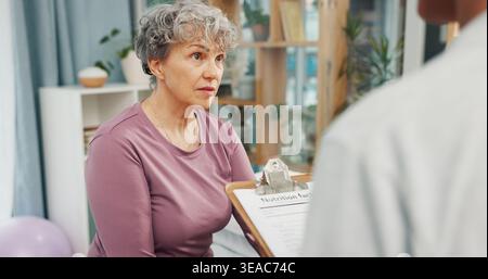 Consulenza, appunti e nutrizionista con donna anziana in ufficio per assistenza sanitaria, elenco di controllo dieta e consigli. Nutrizione, programma dei pasti e check-up con Foto Stock