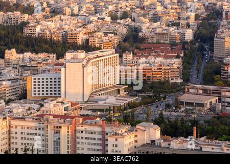 Atene, Grecia - 13 settembre 2018: Il paesaggio urbano di Atene alla luce del sole che tramonta. Grecia Foto Stock