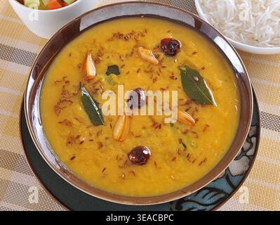 Deliziosa Tadka Daal, preparata con lenticchie mung e masur, famosa cucina pakistana, indiana del sud e hyderabadi. Pieno di gusto e sano. Foto Stock