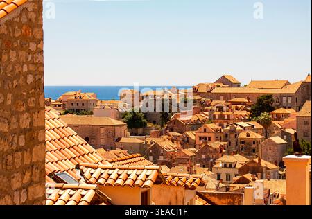 Ammira i tetti di tegole rosse nella città vecchia di Dubrovnik con il mare sullo sfondo. Foto Stock