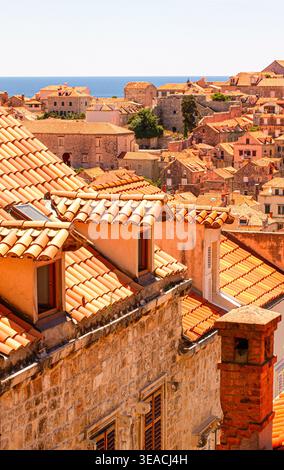 Dubrovnik, Croazia. Vista sui tetti di un'antica città del Mediterraneo meridionale. Tetti in mattoni rossi con mare blu sullo sfondo. Foto Stock