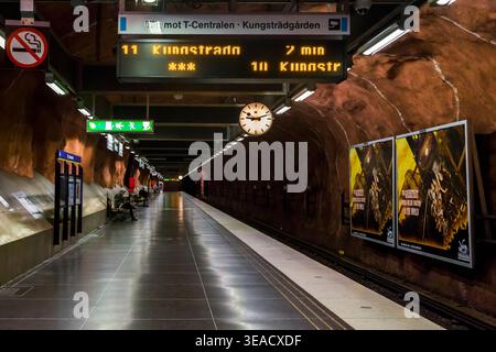 STOCCOLMA, SVEZIA - 27 GIUGNO 2016: Si trova all'interno della stazione della metropolitana Radhuset. Foto Stock
