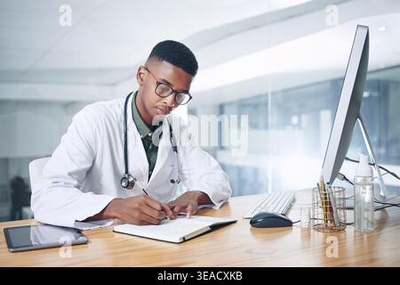 Uomo nero, medico e note di scrittura in ufficio per la ricerca, il programma e il modulo di prescrizione. Persona maschile, computer o notebook per promemoria, medico Foto Stock