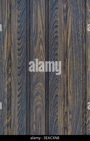 Tavole di legno verticali scure con grana ricca Foto Stock