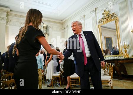 Il presidente degli Stati Uniti Donald J Trump saluta i partecipanti dopo aver parlato nella State Dining Room della Casa Bianca a Washington, DC, USA, martedì 21 aprile, 2026. la Casa Bianca ospita un evento per onorare i campioni nazionali collegiali della NCAA. Credito: Daniel Heuer/Pool via CNP/MediaPunch Foto Stock