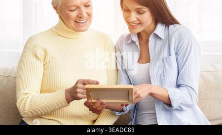 Madre e figlia guardando la foto nel telaio Foto Stock