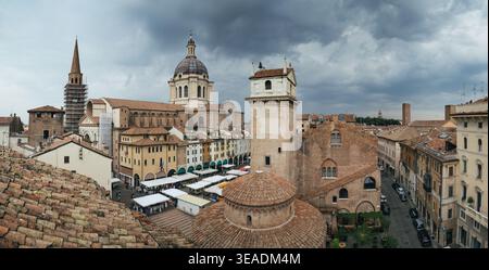 Vista panoramica del paesaggio urbano di Mantova con la famosa Piazza delle Erbe e la Rotonda di San Lorenzo contro il cielo drammatico della Lombardia. Italia Foto Stock